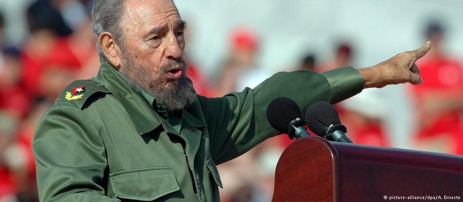 Fidel Castro discursa na Praça da Revolução de Havana no Dia do Trabalho, em 2006