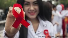 AIDS HIV rote Schleife (Getty Images/J.Kriswanto)