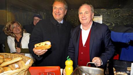 Uli Hoeness grillt Würstchen in München Archivbild 2009