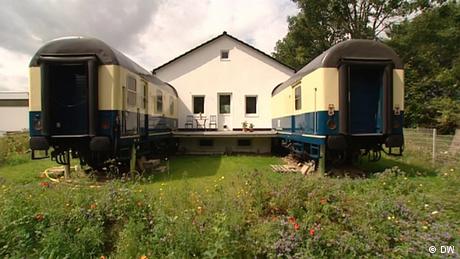 Wohnen in zwei alten Eisenbahnwaggons Zughaus