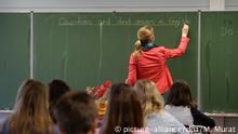 Eine Lehrerin steht vor der Tafel (picture-alliance/dpa/M. Murat)