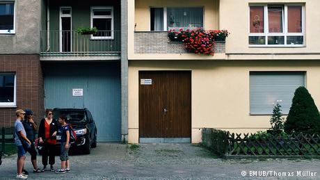 Unterhaltung vor einem Mehrfamilienhaus - dritter Platz im Fotowettbewerb Du bist die Stadt des Bundesministeriums für Umwelt (Foto: BMUB/Thomas Müller)