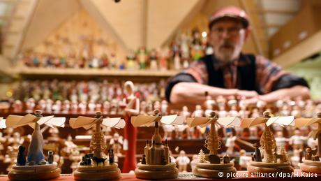 Holzspielzeug aus dem Erzgebirge ist auf dem Weihnachtsmarkt in der Altstadt von Düsseldorf (Foto: picture alliance/dpa/H.Kaise)