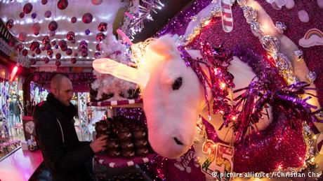 Schrille Weihnachtsdekoration gibt es auf dem Winter-Pride-Markt in Sankt Georg, Hamburg (Foto: picture alliance / Christian Cha)