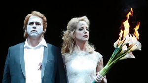 Stevan Vinke as Siegfried and Lise Lindstrom as Brunnhilde.