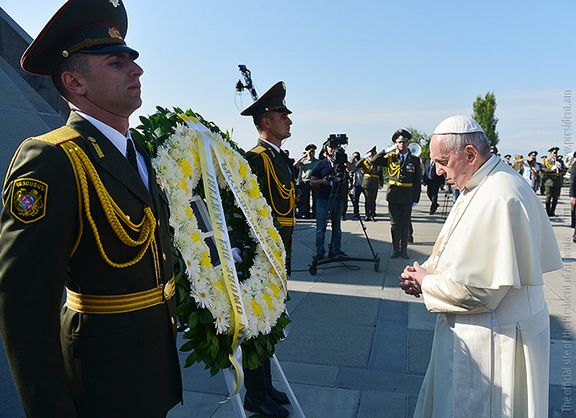 Pope Francis places a wreath at the Armenian Genocide Memorial Complex, Tsitsernakabert (Photo: President.am)