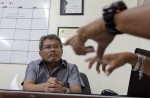 Commission on Human Rights Central Visayas (CHR-7)  chief investigator, lawyer  Leo Villarino listens intently as SPO4 Generoso Rondina and a witness recount events which led to the shooting of drug suspect Gener Rondina, the retired cop’s 38-year-old son,  during a police operation (CDN PHOTO/TONEE DESPOJO).