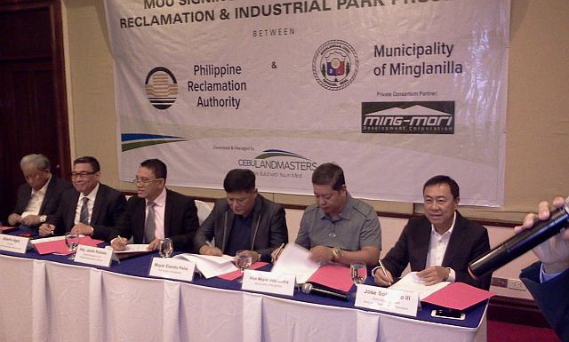 (left to right) Ming-Mori Development Corp. president Ricardo King, PRA chairman  Alberto Agra, PRA general manager and CEO Janilo Rubiato, Minglanilla Mayor Elanito Peña, Vice Mayor Robert John Selma and Ming-Mori Devt. Corp. chairman Jose Soberano sign  a Memorandum of  Understanding (MOU) for the soon to develop Minglanilla Ming-Mori Industrial Park project. (CDN PHOTO/NORMAN MENDOZA).