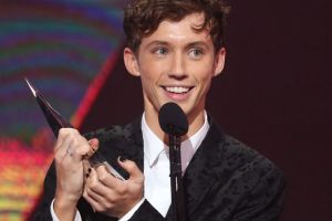 Troye Sivan accepts an ARIA for Best Video during the 30th Annual ARIA Awards.