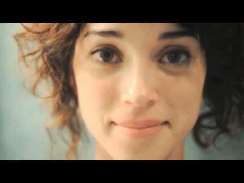 St. Vincent (Annie Clark) says "I love you"