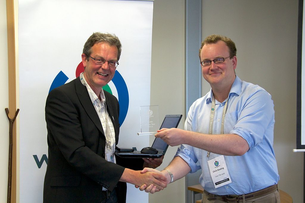 Robin Owain receiving an award at WikiConference UK 2013 - Image by Mike Peel