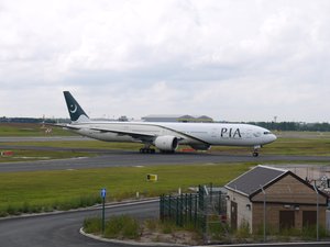 Pakistan International Airlines Flight 791 from Istanbul taxing off runway 15 at Birmingham Airport. The aircraft is an Boeing 777-340ER (reg AP-BHV) 4 Octobre 2014