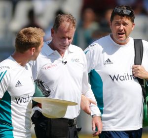 Reiffel, centre, is helped by the England team's support staff as he leaves the field for treatment.