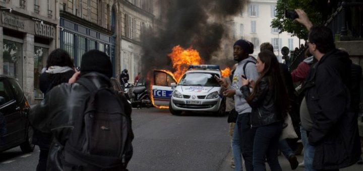 Une voiture de police incendiée par des casseurs à Paris, le 18 mai 2016. Cyrielle Sicard/AFP