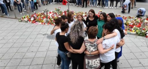 Devant le centre commercial Olympia, à Munich, le 25 juillet. Christof Stache/AFP