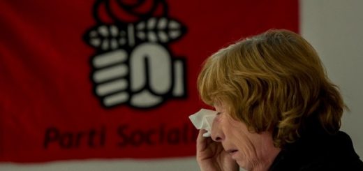 Une militante socialiste après la défaite de la gauche aux élection régionales 2015 (P. HUGUEN/AFP).