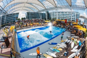 Surfer auf der Citywave bei der 3. Surf & Style Europameisterschaft am Flughafen M?nchen