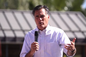 Mitt Romney speaks to a crowd in Tempe, AZ, 20 April 2012