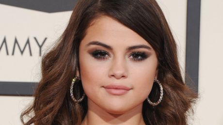 A smoky almond pigmented eye is the go-to for Selena Gomez.