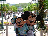 HKMickeyMinnieMainStreetSummer07.JPG