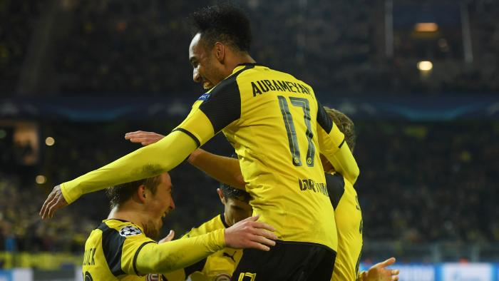 Dortmund's scorer Felix Passlack (l) celebrates 7:3 with Christian Pulisic, Andre Schürrle and Pierre-Emerick Aubameyang during the Champions League football match between Borussia Dortmund and Legia Warszawa on November 22, 2016 in Dortmund. / AFP PHOTO / DPA / Bernd Thissen / Germany OUT