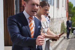 Auctioneer Lachlan McDonald selling 5/52 Edward Street, Bondi.