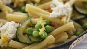 Pasta with zucchini, peas, mint and ricotta