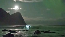 Video "Surfen bei Polarlicht: Wie ein dreistündiger Sonnenuntergang"