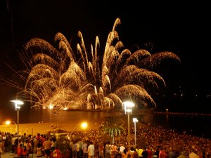 2008, Firework. Beauty is the most emblematic element in the Bonfires after the monument. The Beauty is a woman who is the queen of the festival