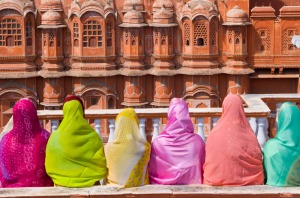 Women in bright saris in front of the Hawa Mahal (Palace of the Winds), built in 1799.