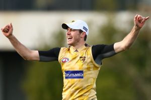 Isaac Smith has turned his back on free agency and re-signed with Hawthorn.