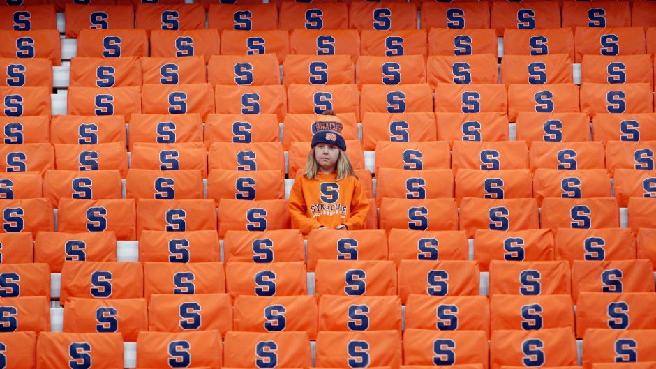 Syracuse fan Gabrielle Wild, 9, of Syracuse, N.Y., watches warm ups before an NCAA college basketball game between ...