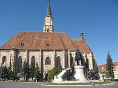 Mátyás király emlékműve a Főtérena Szent Mihály-templom előtt