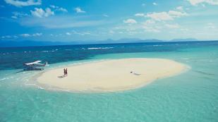 Sandy Cay, Great Barrier Reef, QLD © Tourism Australia