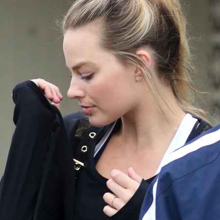 Los Angeles, CA - Newlywed Margot Robbie hides her wedding ring as she heads to her ride following ice skating practice in Los Angeles. The actress is currently practicing for her new role as Tonya Harding in 'I, Tonya', after recently marrying film director Tom Ackerley. The couple married in secret just before Christmas in an intimate wedding on the prestigious New South Wales coast.

AKM-GSI   January  4, 2017

To License These Photos, Please Contact :

Maria Buda
(917) 242-1505
mbuda@akmgsi.com
sales@akmgsi.com

or 

Mark Satter
(317) 691-9592
msatter@akmgsi.com
sales@akmgsi.com
www.akmgsi.com