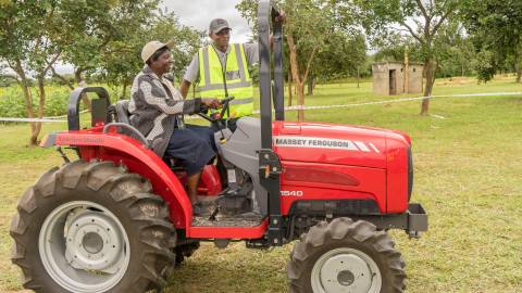 Die Bäuerin Naomi Mweetwa Choongo unternimmt auf der „Future Farm” von AGCO eine Probefahrt mit einem Traktor. (Foto: Adam Öjdahl)