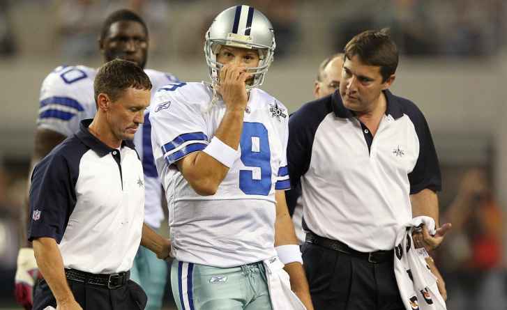 ARLINGTON, TX - OCTOBER 25:  Quarterback Tony Romo #9 of the Dallas Cowboys leaves the game after a left shoulder injury in the second quarter against the New York Giants at Cowboys Stadium on October 25, 2010 in Arlington, Texas.  (Photo by Ronald Martinez/Getty Images)