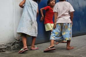 Poor filipino children seen walking in sidewalk of Sikatuna Street and begging for money from passersby , Quezon City , Philippines , October 17 , 2008.