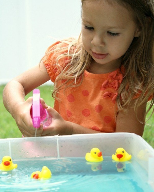 Duck race (fine motor sensory water play) - visit <a ...
