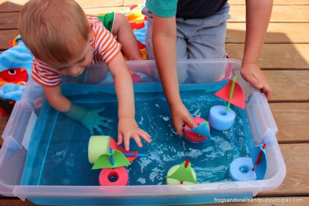 Pool noodle boats - visit <a href="http://frogsandsnailsandpuppydogtail.com/pool-noodle-boats-water-sensory-bin/" ...