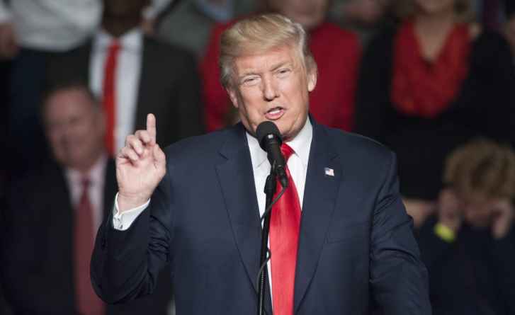 epa05677627 US President-elect Donald Trump speaks at the Giant Center in Hershey, Pennsylvania, USA, 15 December 2016, during a stop of his 'Thank You Tour' rally.  EPA/TRACIE VAN AUKEN