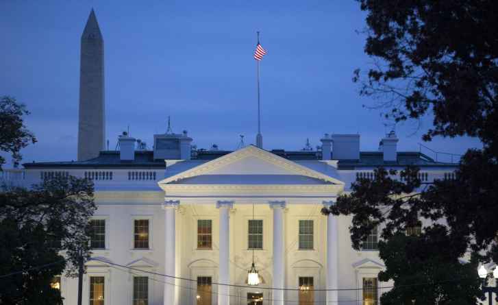 epaselect epa05623230 The White House is seen at sunset in Washington, DC, USA, 08 November 2016. Americans vote on Election Day to choose the 45th President of the United States of America to serve from 2017 through 2020.  EPA/MICHAEL REYNOLDS