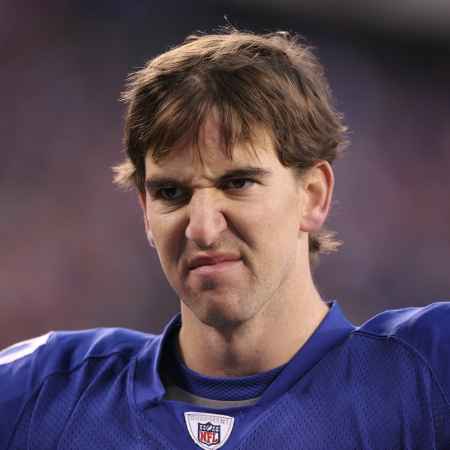 EAST RUTHERFORD, NJ - DECEMBER 19:  Eli Manning #10 of the New York Giants walks off the field dejected after losing to the Philadelphia Eagles 38-31  on December 19, 2010 at The New Meadowlands Stadium in East Rutherford, New Jersey.  (Photo by Al Bello/Getty Images)