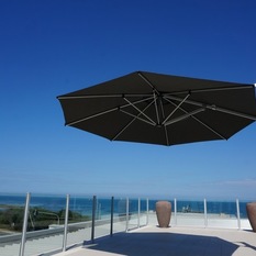 Cantilever umbrella on rooftop terrace - Outdoor Umbrellas