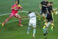 Tim Cahill heads the ball past Mariners goalkeeper Paul Izzo.