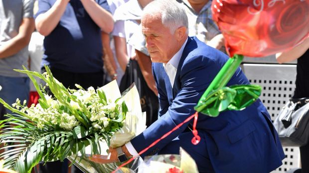 Prime Minister Malcolm Turnbull lays flowers outside Melbourne GPO on Sunday.