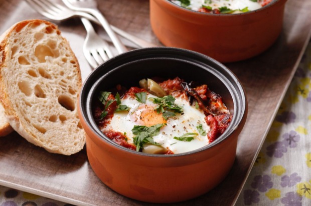 Baked eggs with tomato, parsley and chorizo. <a ...