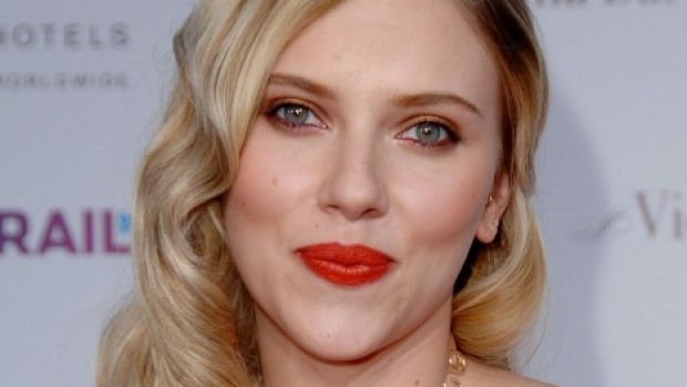  Scarlett Johansson in a more daring version of this trend, with bright orange fruity make up tones to compliment her ...