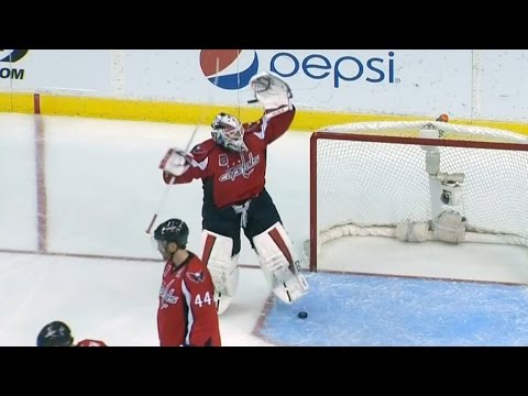 Hockey puck disappears in Holtby's equipment