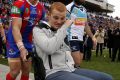 Kurt Gidley helps Alex McKinnon onto the field 